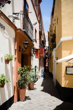 Seville, İspanya, 18 Haziran 2017: NARROW ALLEY AMIDST Bina Sevilla