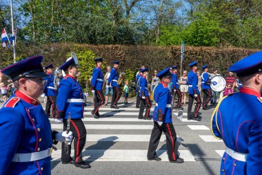 Hollanda, Sassenheim-21 Nisan 2018: Bulbflower Parade 2018, Bloemencorso BollenStreek, şenlikli gösteri, çiçeklerle süslenmiş araçlar, baharın yüzü, Ulusal Hollanda çiçek geçidi, müzik grubu