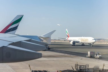 Dubai, Emirlikler - 18 Kasım 2018: Bir pencereden Emirliklerin uçağının görüntüsü