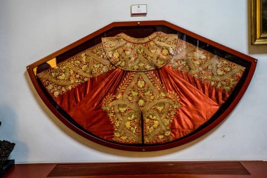 Seville, İspanya - 18 Haziran 2017: Bir matadorun çerçeveli elbisesi Seville, İspanya 'da Haziran 2017' de Avrupa 'da boğa güreş ringine yerleştirildi.