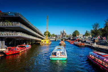 Hollanda, Amsterdam - 22 Temmuz 2018: Amsterdam, Avrupa 'da kanal gezisi