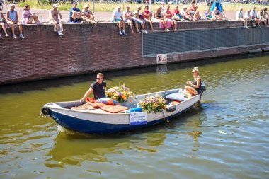 Hollanda, Delft-5 Ağustos 2018: Westland Boat Parade (Varend Corso), şenlikli gösteri, çiçek ve sebzelerle süslenmiş tekneler, Westland bölgesinde renkli yelkenli çiçek geçit töreni
