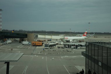 Milan Havaalanı, İtalya-2 Nisan 2018: Milano Malpensa Havaalanı 'ndaki İsviçre uçağı