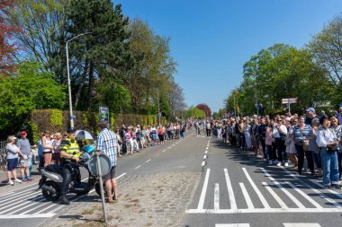 Hollanda, Sassenheim-21 Nisan 2018: Bulbflower Geçit Töreni 2018, Bloemencorso BollenStreek, şenlikli gösteri, çiçeklerle süslenmiş araçlar, baharın yüzü, Ulusal Hollanda çiçek geçit töreni