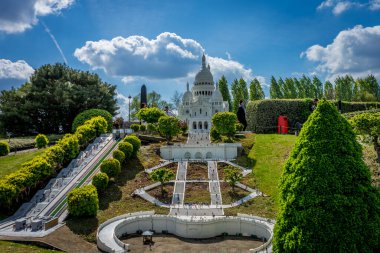 BRÜKSEL, BELGIUM - 17 Nisan 2017: Mini-Avrupa parkındaki minyatürler - Sacre Coeur, Montmarte Tepesi, Paris, Fransa, Avrupa