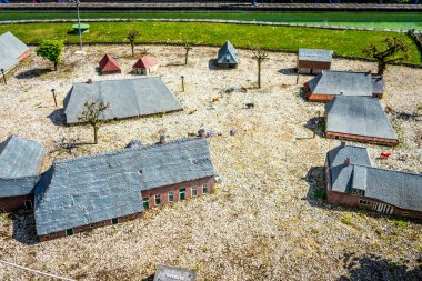 BRÜKSEL, BELGIUM - 17 Nisan 2017: Mini-Avrupa parkındaki minyatürler Orvelte, Hollanda, Avrupa 'daki eski drentish esdorp' un üretimi