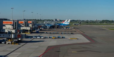 Hollanda, Amsterdam, Schiphol - 06 Mayıs 2018: Havaalanında KLM uçakları. Schiphol Avrupa 'nın en yoğun havaalanlarından biridir..