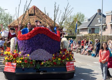 Hollanda, Sassenheim-21 Nisan 2018: Bulbflower Geçit Töreni 2018, Bloemencorso BollenStreek, şenlikli gösteri, çiçeklerle süslenmiş araçlar, baharın yüzü, Ulusal Hollanda çiçek geçit töreni