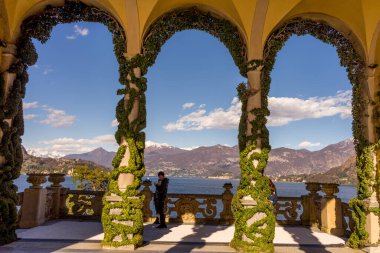 Lecco, İtalya-1 Nisan 2018: Lombardy 'deki ünlü Villa del Balbianello' da sarmaşık süslemeli kemer