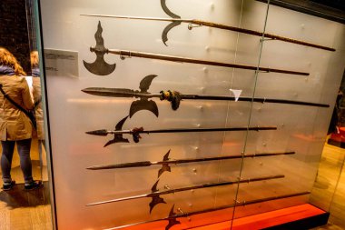 Gent Belçika - 15 Nisan: Ortaçağ silahı, Belçika 'nın Gent kentindeki Gravensteen şatosundaki müzede sergilenen uzun keskin mızrak