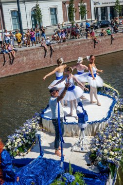 Hollanda, Delft-5 Ağustos 2018: Westland Boat Parade (Varend Corso), şenlikli gösteri, çiçek ve sebzelerle süslenmiş tekneler, Westland bölgesinde renkli yelkenli çiçek geçit töreni