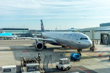 Schiphol, Amsterdam, Hollanda - 4 Kasım 2018: Aeroflot Rus uçakları havaalanı limanında bekliyor