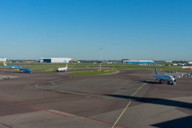 Hollanda, Amsterdam, Schiphol - 06 Mayıs 2018: Airfrance uçakları havaalanında. Schiphol Avrupa 'nın en yoğun havaalanlarından biridir..