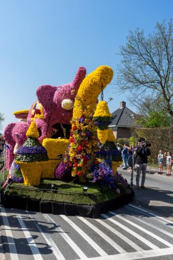 Hollanda, Sassenheim-21 Nisan 2018: Bulbflower Geçit Töreni 2018, Bloemencorso BollenStreek, şenlikli gösteri, çiçeklerle süslenmiş araçlar, baharın yüzü, Ulusal Hollanda çiçek geçit töreni