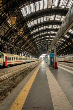 Milan Merkez İstasyonu - 31 Mart 2018 'de Milano merkez tren istasyonu platformu. Milano tren istasyonu, Avrupa 'nın en büyük tren istasyonudur.
