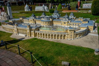 BRÜKSEL, BELGIUM - 17 Nisan 2017: Mini-Avrupa parkındaki minyatürler - Szecheneyi Hamamları, Budapeşte, Macaristan, Avrupa