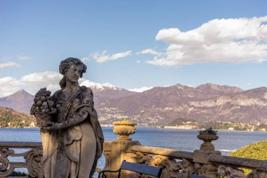 Lecco, İtalya-1 Nisan 2018: Lecco, Lombardy 'deki ünlü Villa Del Balbianello' da heykel