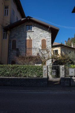 Menaggio, İtalya-2 Nisan 2018: Sıcak bir yaz gününde eski bir tuğla bina, Lombardy