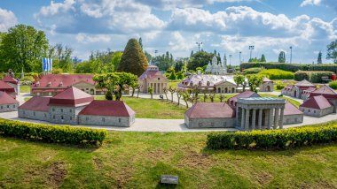BRÜKSEL, BELGIUM - 17 Nisan 2017: Mini-Avrupa parkındaki minyatürler - La Saline Royal in Arc et Senans, Fransa, Avrupa