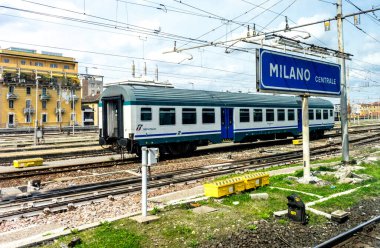 Menaggio, İtalya-2 Nisan 2018: Milan merkez tren istasyonunda tren
