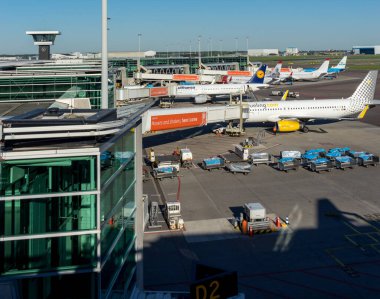 Hollanda, Amsterdam, Schiphol - 06 Mayıs 2018: Havaalanında uçaklar. Schiphol Avrupa 'nın en yoğun havaalanlarından biridir..