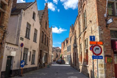 Brugge, Belçika - 17 Nisan: Brüj, Belçika, Avrupa 'da kaldırımda yürüyen turistler