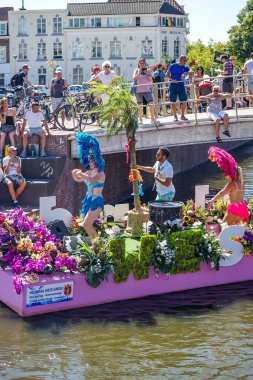 Hollanda, Delft-5 Ağustos 2018: Westland Boat Parade (Varend Corso), şenlikli gösteri, çiçek ve sebzelerle süslenmiş tekneler, Westland bölgesinde renkli yelkenli çiçek geçit töreni