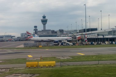 Hollanda, Amsterdam, Schiphol - 30 Mart 2018: Havaalanında Briish uçakları. Schiphol Avrupa 'nın en yoğun havaalanlarından biridir..