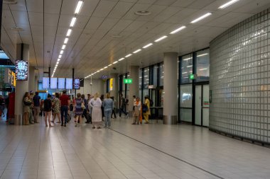 Hollanda, Amsterdam, Schiphol - 06 Mayıs 2018: İnsanlar havaalanında bir ekran okuyor