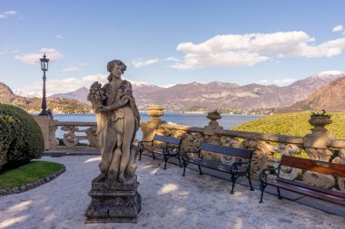 Lecco, İtalya-1 Nisan 2018: Lecco, Lombardy 'deki ünlü Villa Del Balbianello' da heykel