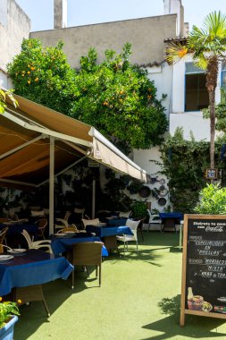 Cordoba, İspanya - 20 Haziran: Yüzerek Yüzerek Sandalyeler ve Masalar Yeniden Yapılanma, Avrupa