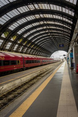 Milan Merkez İstasyonu - 31 Mart 2018 tarihinde İtalya 'nın Milano kentinde bulunan Milano merkez tren istasyonundaki Italo Trenitalia. Milano tren istasyonu, Avrupa 'nın en büyük tren istasyonudur.