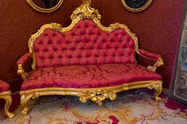 Varenna, İtalya - 31 Mart 2018: Bulutlu bir günde Villa Manastırı 'nda kraliyet başkanı. Como Gölü, Lombardy, İtalya