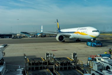 Schiphol, Amsterdam, Hollanda - 4 Kasım 2018: Hindistan Jet Havayolları uçağı havaalanı rıhtımında