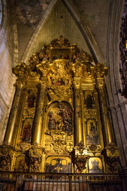 Seville, İspanya - 18 Haziran 2017: Seville, İspanya 'da Gotik katedrali içinde süslü bir altın dua alanı