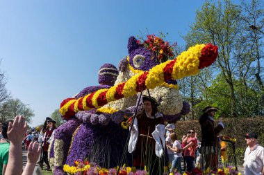 Hollanda, Sassenheim-21 Nisan 2018: Bulbflower Parade 2018, Bloemencorso BollenStreek, şenlikli gösteri, çiçeklerle süslenmiş araçlar, baharın yüzü, Ulusal Hollanda çiçek geçit töreni, mızraklı şövalye