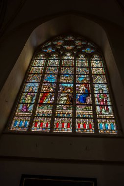 Bruges, BELGIUM - 16 Nisan 2017: Bruges, Belçika 'da bir kilisenin içindeki boyalı pencereler