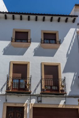 İspanya, Ronda - 21 Haziran 2017: Düşük açılı gökyüzü manzaralı bina