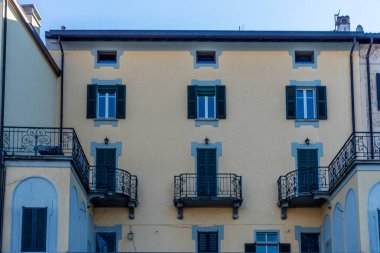 Bellagio, İtalya-1 Nisan 2018 Bellagio 'nun ana caddesindeki büyük beyaz bina.