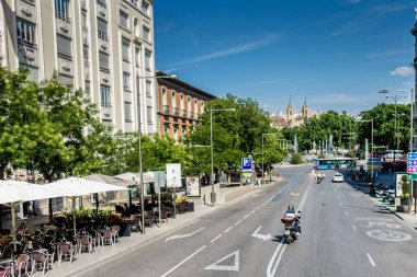 Madrid, İspanya - 17 Haziran 2017: Madrid sokakları, İspanya Haziran 2017. Avrupa 'da çok sıcak ve güneşli bir günde Madrid' de bir bisiklet boş bir yolda gidiyor..