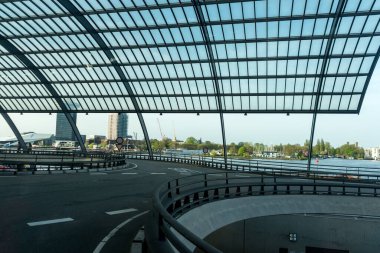 Hollanda, Amsterdam - 21 Nisan 2017: Amsterdam Merkez Tren İstasyonu