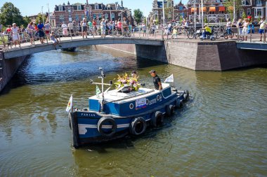 Hollanda, Delft-5 Ağustos 2018: Westland Boat Parade (Varend Corso), şenlikli gösteri, çiçek ve sebzelerle süslenmiş tekneler, Westland bölgesinde renkli yelkenli çiçek geçit töreni