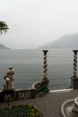 Varenna, İtalya - 31 Mart 2018: Bulutlu bir günde Villa Manastırı 'nda bahçe. Como Gölü, Lombardy, İtalya
