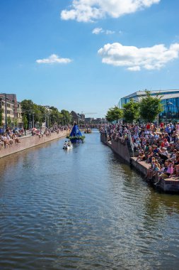 Hollanda, Delft-5 Ağustos 2018: Westland Boat Parade (Varend Corso), şenlikli gösteri, çiçek ve sebzelerle süslenmiş tekneler, Westland bölgesinde renkli yelkenli çiçek geçit töreni