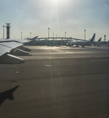 Dubai, Emirlikler - 18 Kasım 2018: Bir pencereden Emirliklerin uçağının görüntüsü