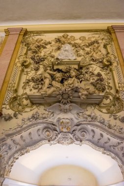 Varenna, İtalya - 31 Mart 2018: Bulutlu bir günde Villa Manastırı 'nda Kemer Dekorasyonu. Como Gölü, Lombardy, İtalya