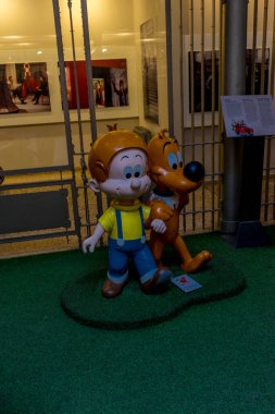 Brüksel, Belçika - Nisan 2017: Parlak bir günde Belçika 'nın Brüksel kentinde bir köpekle birlikte bir çizgi film karakterinin heykeli