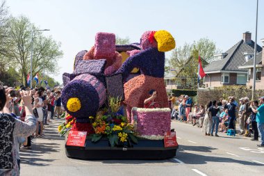 Hollanda, Sassenheim-21 Nisan 2018: Bulbflower Geçit Töreni 2018, Bloemencorso BollenStreek, şenlikli gösteri, çiçeklerle süslenmiş araçlar, baharın yüzü, Ulusal Hollanda çiçek geçit töreni