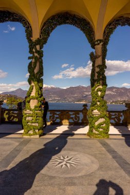 Lecco, İtalya-1 Nisan 2018: Lombardy 'deki ünlü Villa del Balbianello' da sarmaşık süslemeli kemer