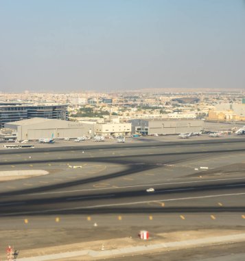 Dubai, Emirlikler - 18 Kasım 2018: Dubai havaalanındaki Emirlik uçak hangarı